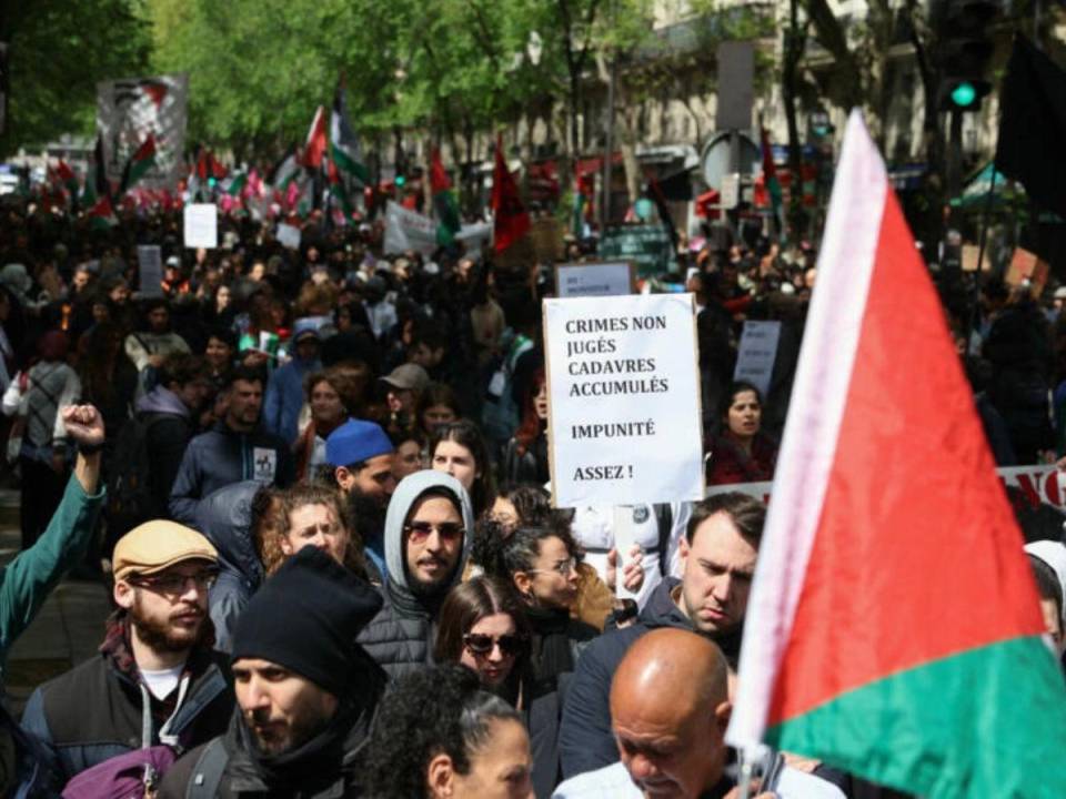 Manifestantes protestan en las calles de París “contra el racismo y la islamofobia” y la “violencia policial”, el 21 de abril de 2024.