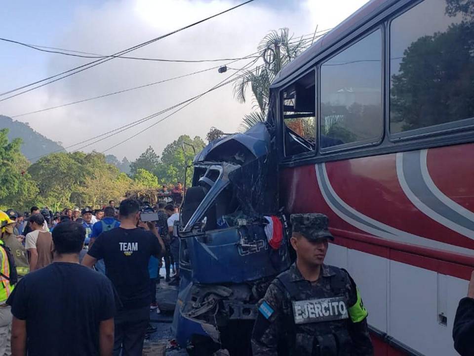 La imagen muestra como el bus rapidito quedó completamente aplastado tras impactar con tanta fuerza contra el bus grande.