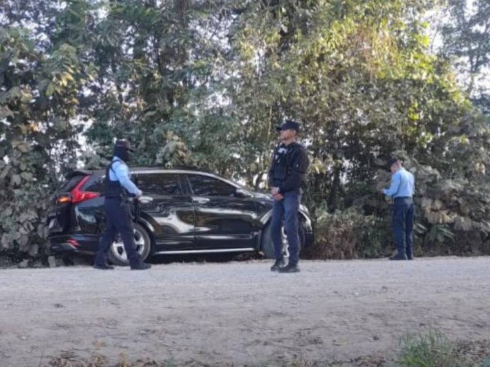 Esta es la camioneta donde fue encontrado el cadáver de un hombre.