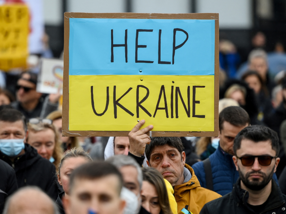 Un manifestante sostiene un cartel que dice “Ayuda a Ucrania” durante una manifestación en apoyo de Ucrania y para protestar contra la invasión rusa del país, en la Plaza Catalunya de Barcelona.