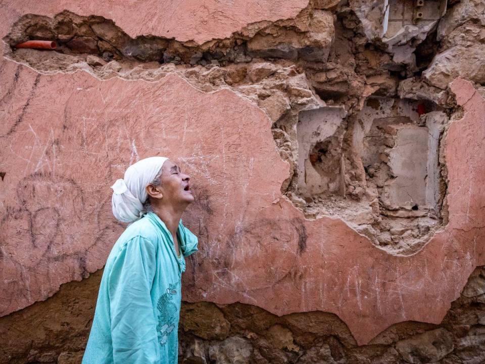 Una mujer reacciona frente a su casa dañada por el terremoto en la ciudad vieja de Marrakech el 9 de septiembre de 2023.