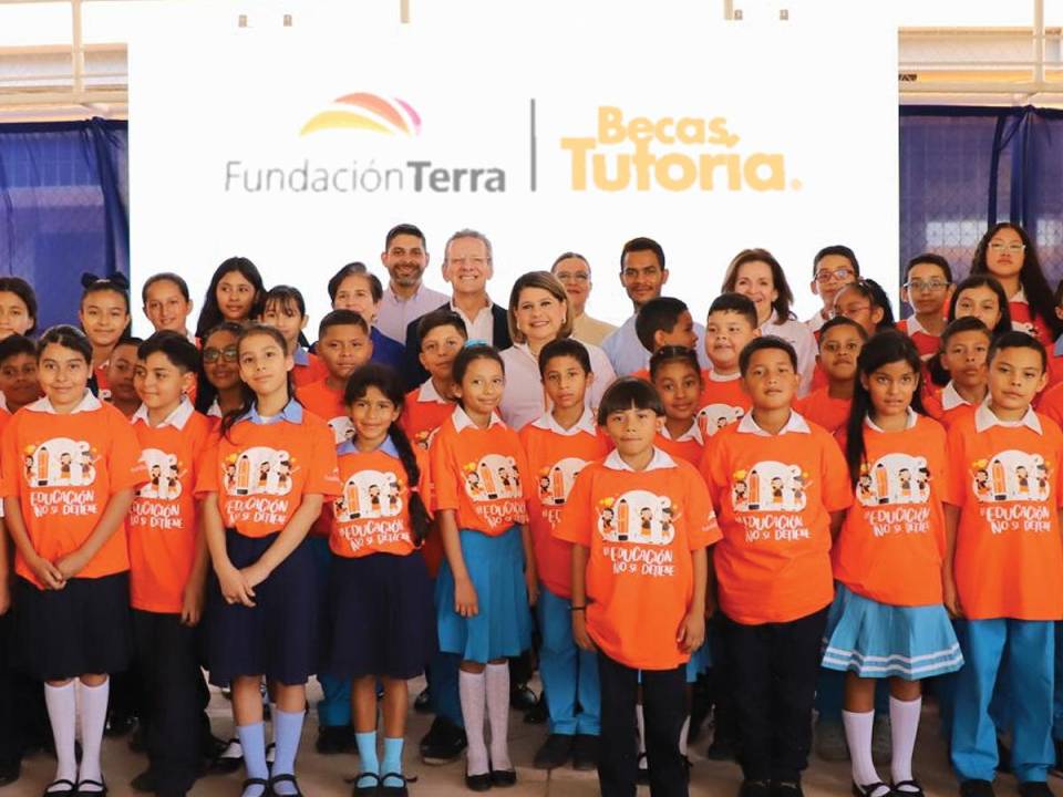 <i>Ejecutivos y colaboradores de Fundación Terra presentes en la zona centro-sur de Honduras para impulsar la educación y los valores a través del Programa Becas Tutoría.</i>