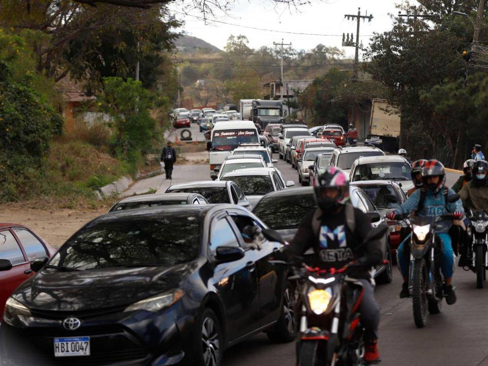 Cada mañana se forman dos carriles para ingresar a la ciudad, esto con apoyo de agentes de la DNVT, pero el conflicto se forma en el puente de la aldea Germania ya que se vuelve un embudo.