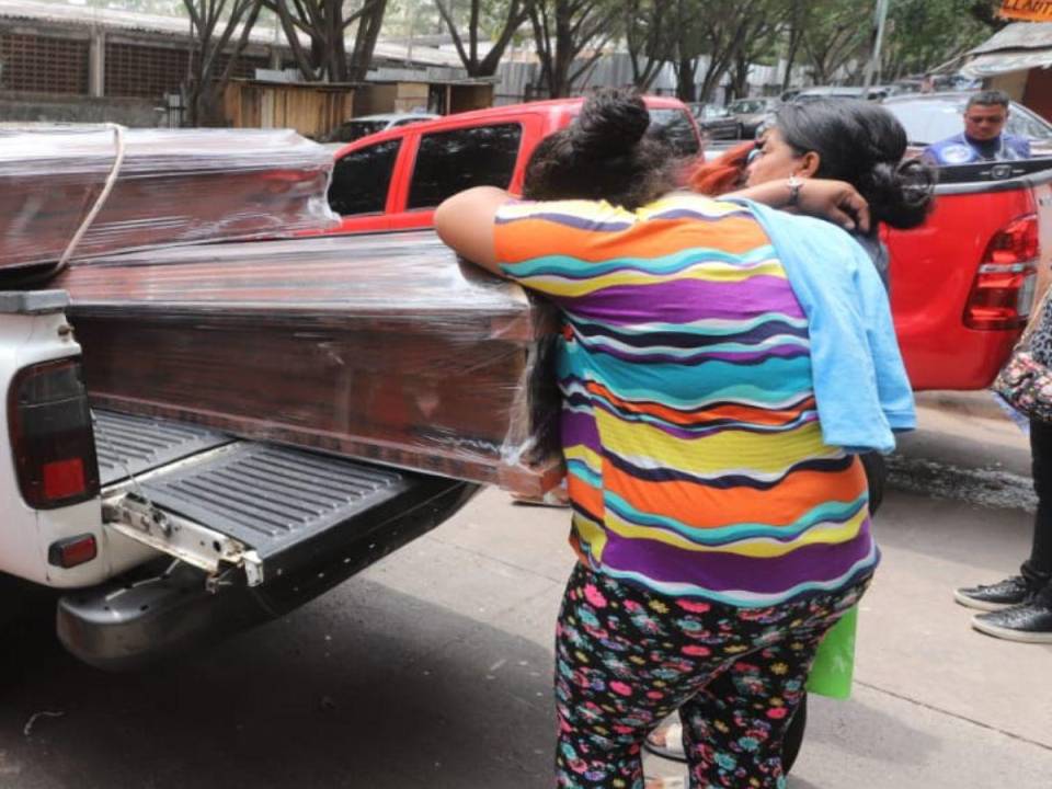 Los familiares de los dos jovencitos llegaron a la morgue del Ministerio Público (MP) para realizar el retiro de los cuerpos.