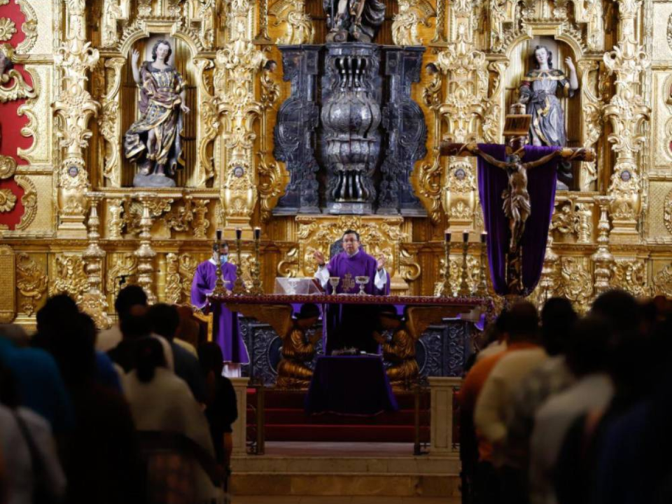 Los fieles creyentes de distintas partes de la capital, llegan a la Basílica de Suyapa para celebrar el Miércoles de Cenizas.