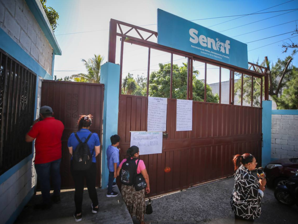 Al menos dos meses de pagos atrasados, despidos injustificados, acoso laboral y humillaciones, son los motivos por los que empleados de la Senaf se plantaron en las afueras de las instalaciones con pancartas exigiendo que se respeten sus derechos, en medio de preocupación por el comportamiento violento de un agente policial horas antes.