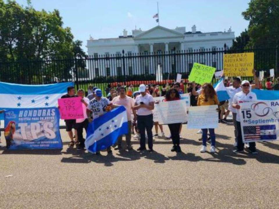 Frente a la Casa Blanca, cientos de hondureños han protestado en exigencia de la ampliación de un nuevo Estatus de Protección.