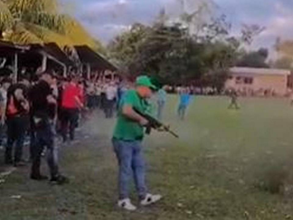 Hombres realizan lluvia de disparos en campo de fútbol en Colón