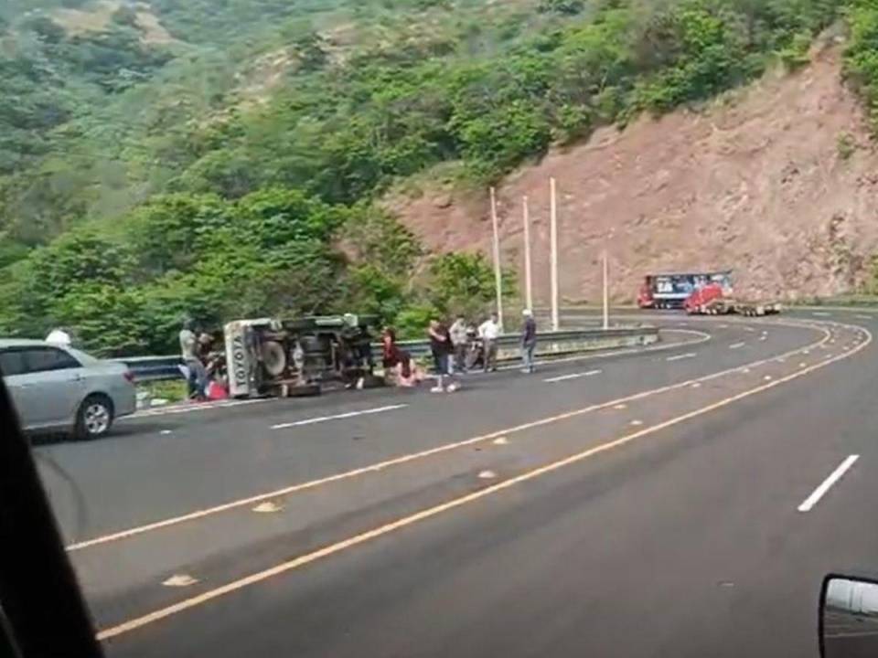 Un total de dos personas muertas y cinco heridas fue el saldo de un fatal accidente que se registró la mañana de este viernes 10 de mayo en el Canal Seco, en la zona sur de Honduras. Aquí las imágenes del brutal accidente.