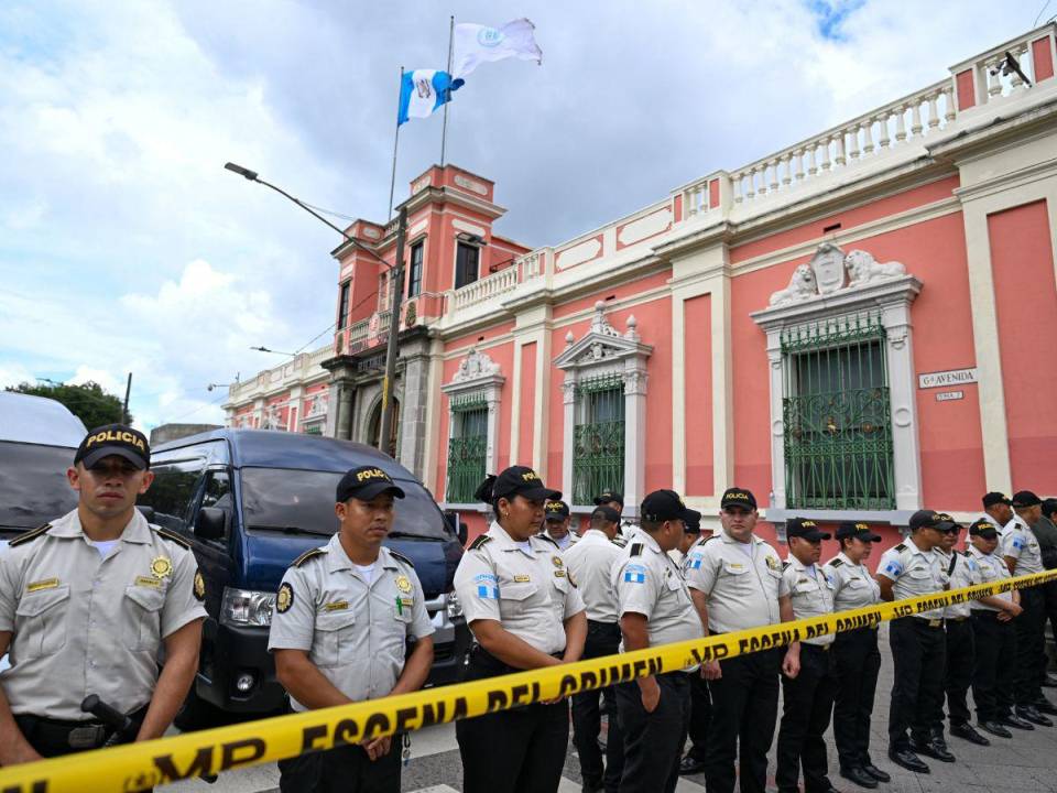 Policías permanecen afuera de la sede del Tribunal Supremo Electoral mientras fiscales del Ministerio Público realizan un allanamiento en la Ciudad de Guatemala el 29 de septiembre de 2023.
