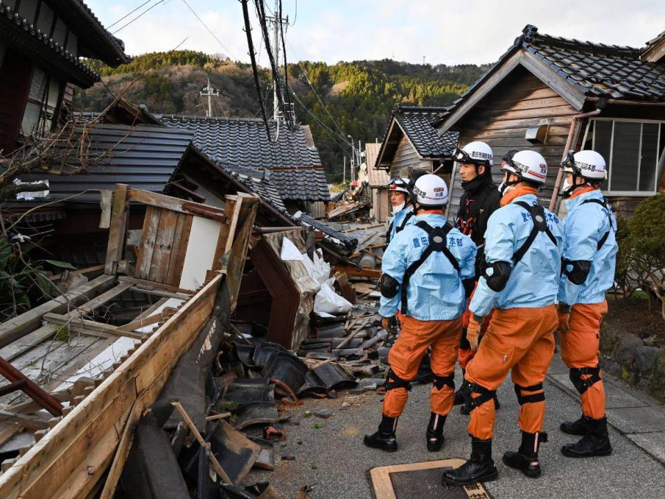 Un potente terremoto dejó como saldo al menor 55 muertos y enormes daños, principalmente en la prefectura de Ishikawa, en la península de Noto, en la isla principal de Honshu, el pasado lunes -1 de enero de 2024-. Este sismo de magnitud 7,6 derribó casas, provocó incendios, hundió barcos pesqueros y causó deslizamientos de tierra.