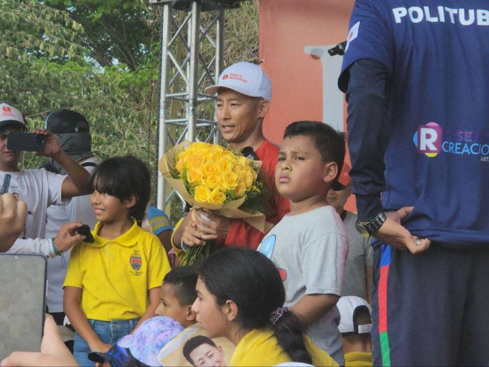 Entre lágrimas, Shin Fujiyama celebra que logró la meta de recorrer 250 kilómetros por la Educación de Honduras. Aquí un recuento de las imágenes del hecho.