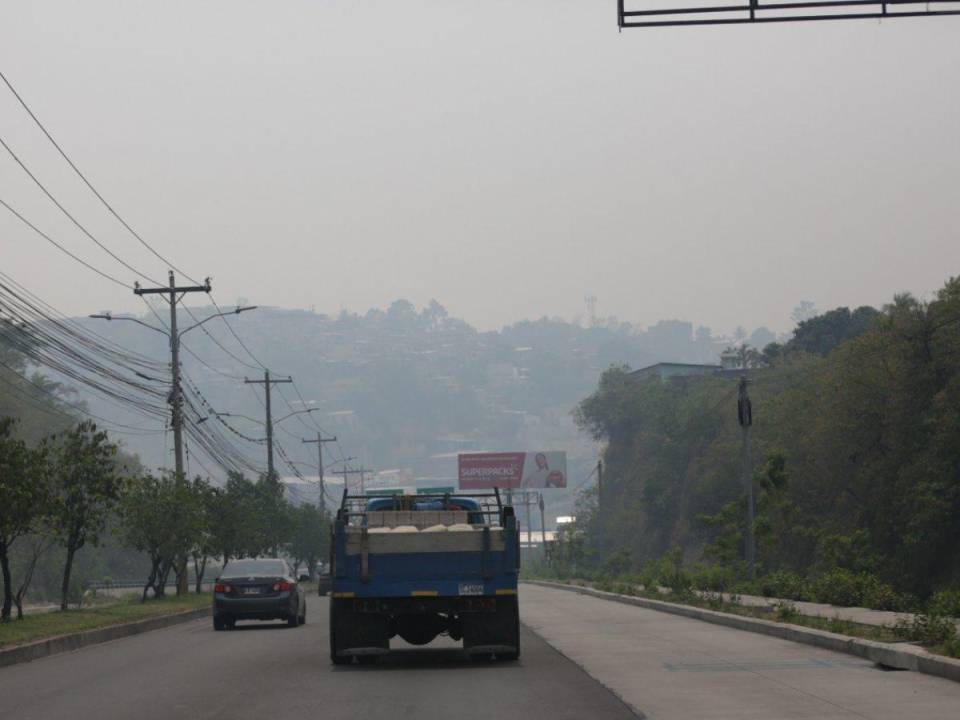 Una densa capa de humo cubre la capital de Honduras, lo que ha elevado las atenciones por problemas respiratorios.