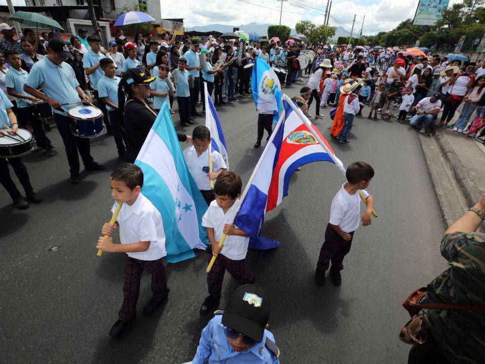 Fervor demostraron los niños en los desfiles del Distrito Central.