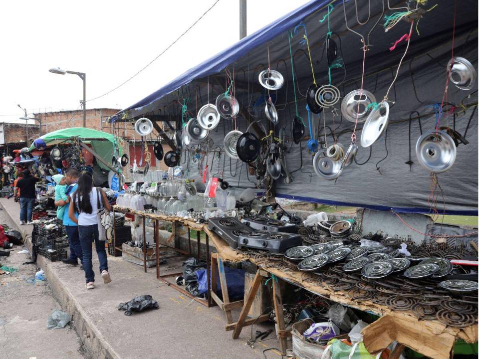 En las aceras de los puentes históricos, así como en diversas zonas de los mercados aún se encuentran vendedores y reparadores de electrodomésticos.