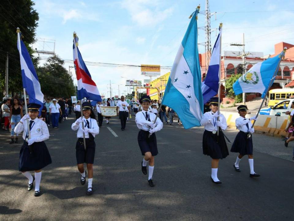 Los desfiles de los Centros de Educación Básica son un testimonio viviente de la pasión y el orgullo de todos los hondureños por su querida tierra.