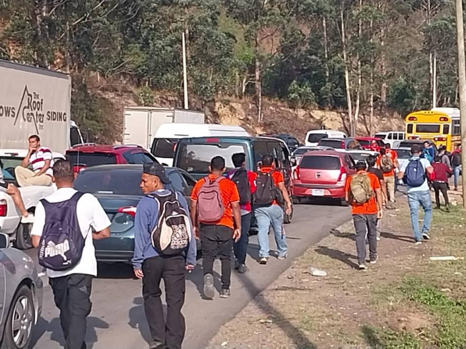 En la zona no hay paso vehicular, por lo que algunas personas han optado por hacer el ingreso a la ciudad a pie.