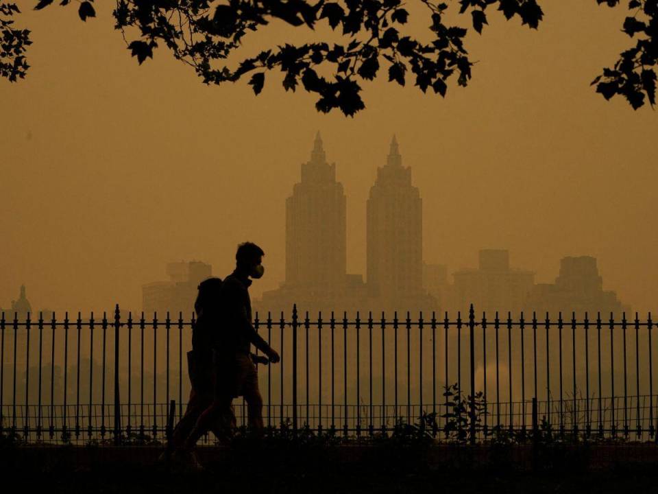 La provincia canadiense de Quebec esperaba con impaciencia la llegada de refuerzos para combatir unos virulentos incendios cuyo humo cubrió Nueva York y otras partes de Estados Unidos de una niebla apocalíptica. Estas son las imágenes de lo que está pasando en la ciudad de la gran manzana.