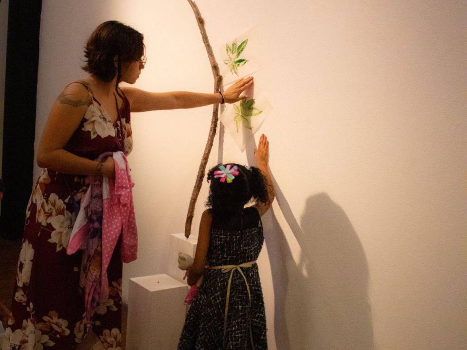 “Conexión” hace referencia a una pieza interactiva que le permite a cada visitante colocar sus propias hojas sobre una misma rama.