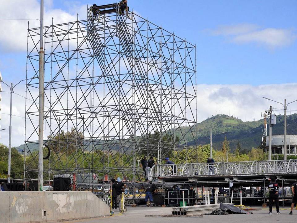 Los preparativos para celebrar los dos años de gobierno de Xiomara Castro y la llegada del partido Libertad y Refundación al Poder están por finalizar, este viernes fue construida una enorme estructura albergará el estado principal.