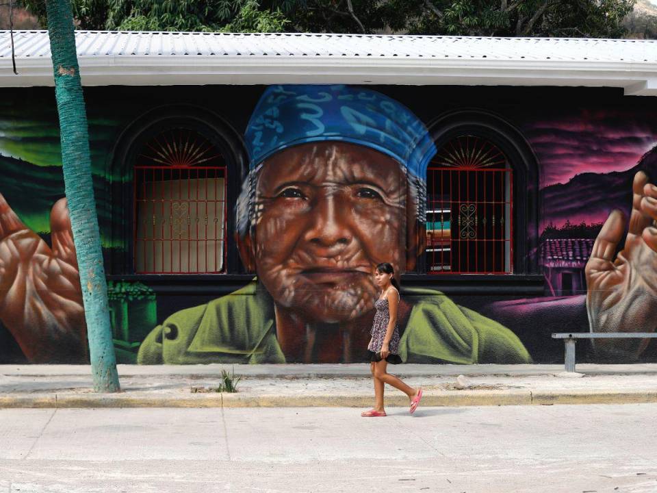 El retrato de Martina Espinal, una mujer autóctona de Texíguat, embellece la pared de una vivienda en el barrio Arriba. El cerro Yolutepe también en la imagen.