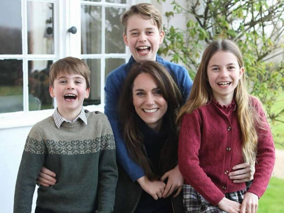 Las agencias de fotografía habían ordenado avisos de “eliminación de fotografías” sobre la imagen compartida en la cuenta oficial de Instagram del Príncipe y la Princesa de Gales el domingo.