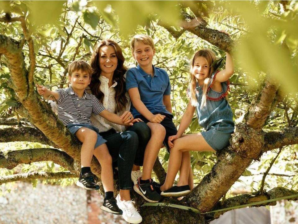 El anuncio de la princesa de Gales, Kate Middleton, ha dejado al mundo bastante consternado. Sobre todo la familia real británica quienes han tenido un inicio de año bastante turbulento. Pero, ¿por qué Kate decidió informarles a sus hijos sobre su cáncer hasta el 22 de marzo? A continuación te contamos todos los detalles.