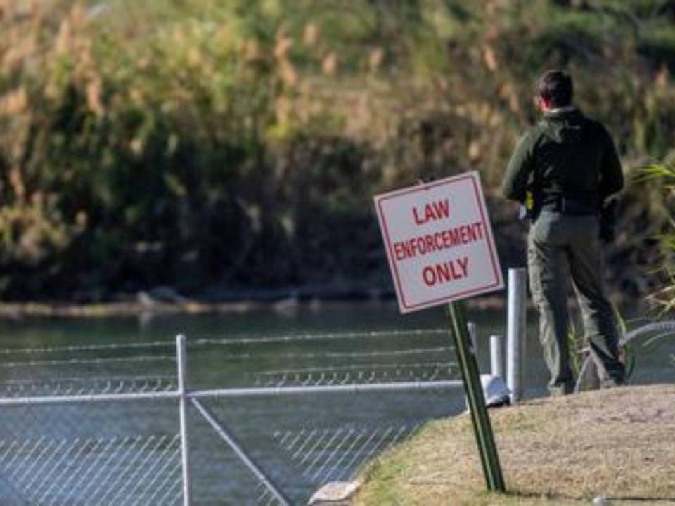Según un vocero de la Casa Blanca, Texas impidió a la Policía Fronteriza asistir a una mujer y dos niños ahogados cerca de Eagle Pass el viernes por la noche.