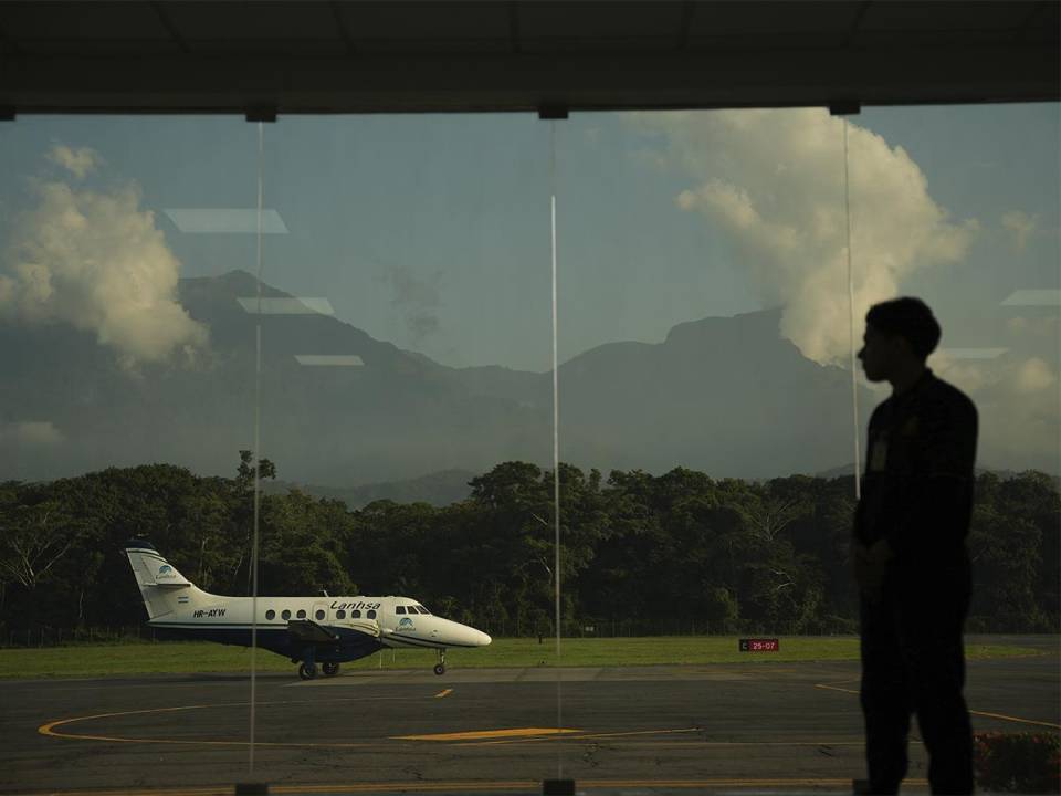 La pista del Aeropuerto Internacional Golosón de La Ceiba, está en proceso de transformación.