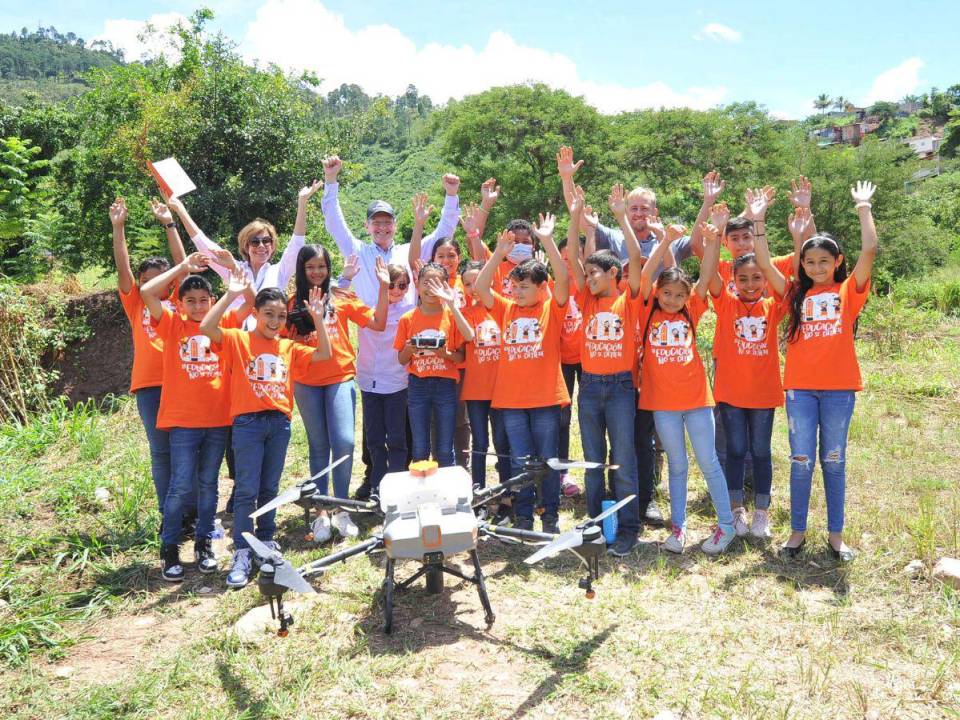 Los niños del programa Becas Tutorías conocieron el proyecto que busca reforestar de una manera innovadora.