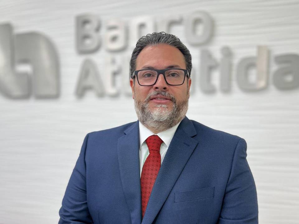 <i>Julio Figueroa, vicepresidente de Banca de Personas del Banco Atlántida, comparte conocimiento clave sobre el papel transformador de las remesas en la economía hondureña. </i>