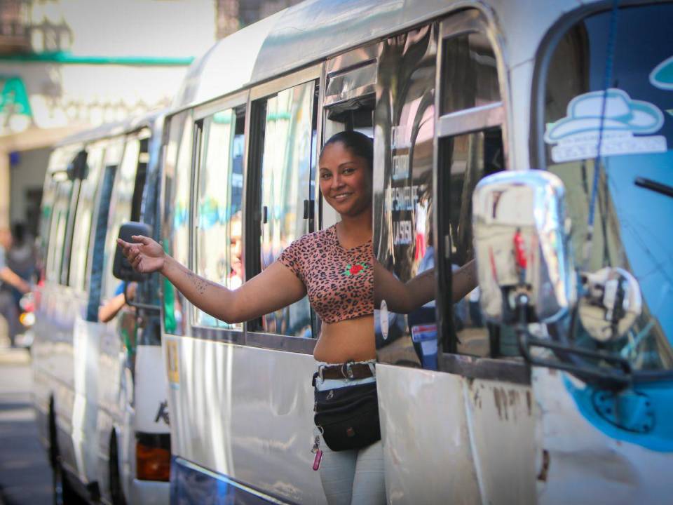La sonrisa de Johana es la que recibe a los pasajeros, ella es una de las miles de capitalinas que cruzaron la frontera del estigma para demostrar que como mujeres, pueden ejecutar trabajos que tradicionalmente los ejecutaban solo hombres.