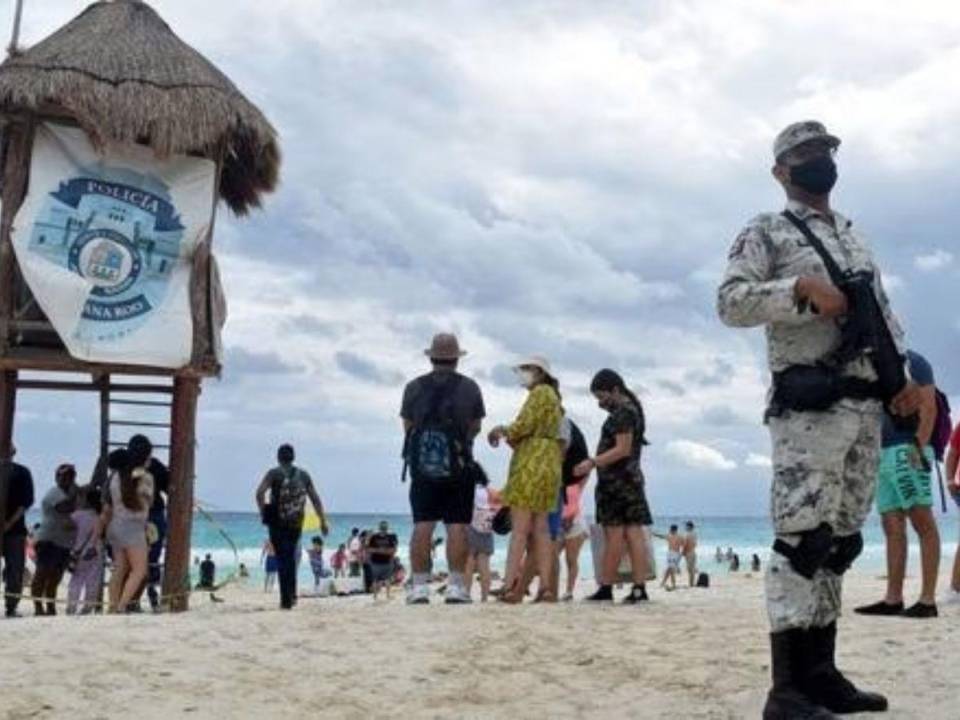 Cancún se suma a otras ciudades mexicanas que han cerrado filas para prohibir la difusión pública de narcocorridos, parte del llamado género regional mexicano que experimenta un auge en plataformas digitales.