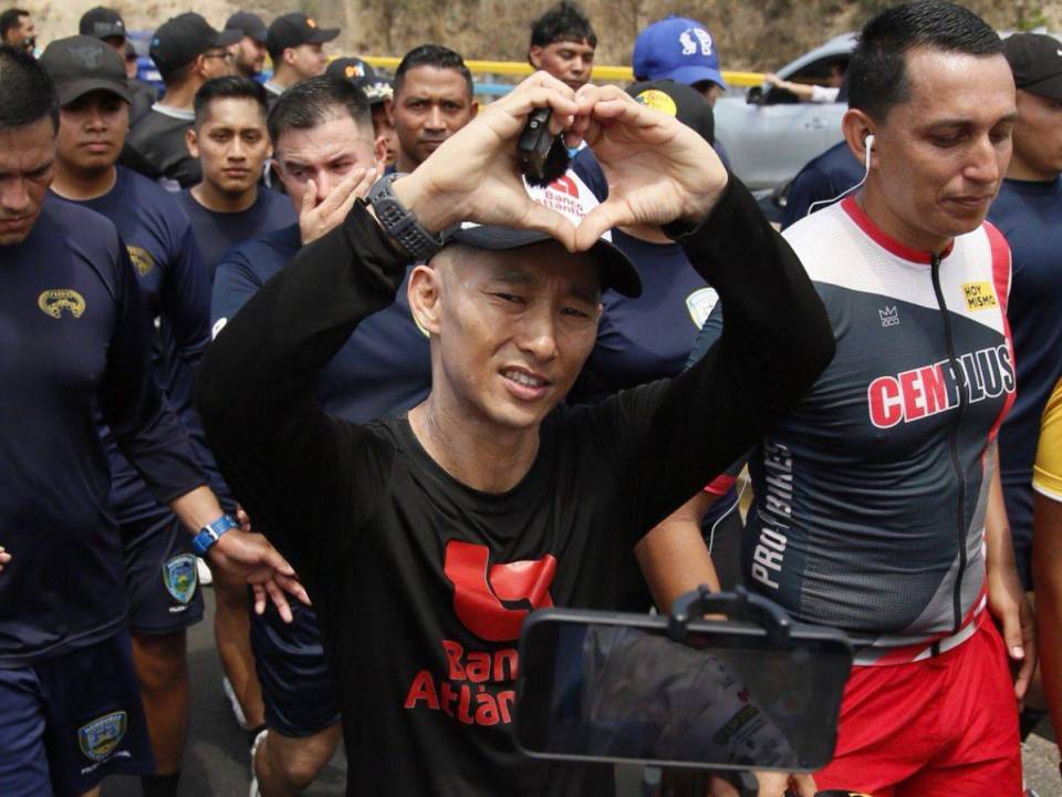 Decenas de capitalinos se han sumado a la carrera de Shin Fujiyama. Estas son las imágenes del masivo apoyo que ha recibido.