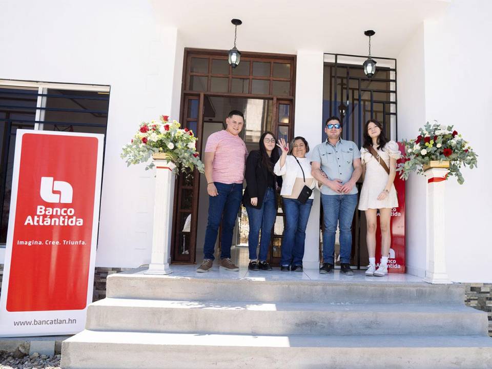 <i>La feliz ganadora celebra con alegría y gratitud la entrega de su nueva casa en Gracias, Lempira, gracias a la promoción de Ahorros de Banco Atlántida. </i>