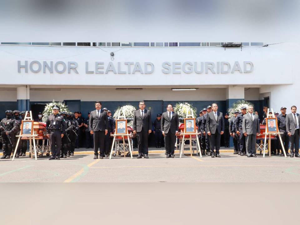 Los cuatro policías que fallecieron en el enfrentamiento fueron enterrados con honores.