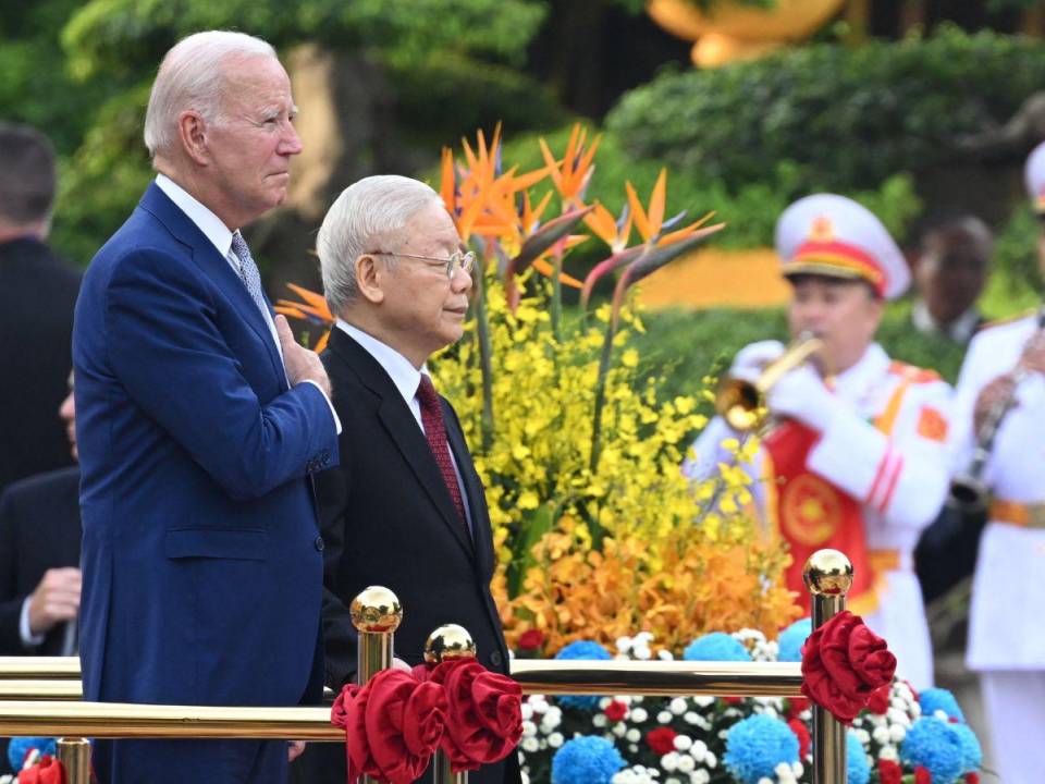 Joe Biden asiste a una ceremonia de bienvenida organizada por el Secretario General del Partido Comunista de Vietnam, Nguyen Phu Trong (2L), en el Palacio Presidencial de Vietnam en Hanoi el 10 de septiembre de 2023.