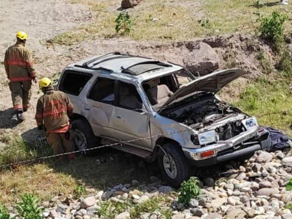 El vehículo tipo camioneta cayó desde una altura de aproximadamente ocho metros.