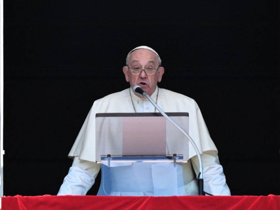 En la homilía dominical, el pontífice expresó su preocupación por el ataque violento lanzado por Irán hacia Israel.