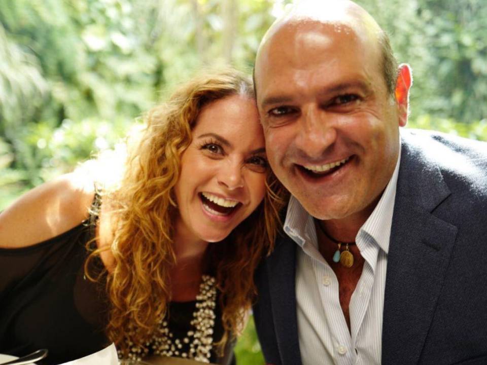 La reconocida actriz y cantante mexicana, Lucero, anunció a través de un comunicado en su cuenta de Instagram que ella y su pareja, el empresario Michel Kuri, han decidido poner en pausa su relación de pareja “de común acuerdo”.