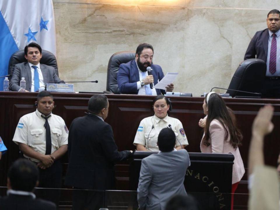 Luis Redondo leyendo el análisis jurídico en el que se aferró para no tramitar la renuncia de Salvador Nasralla como designado presidencial.