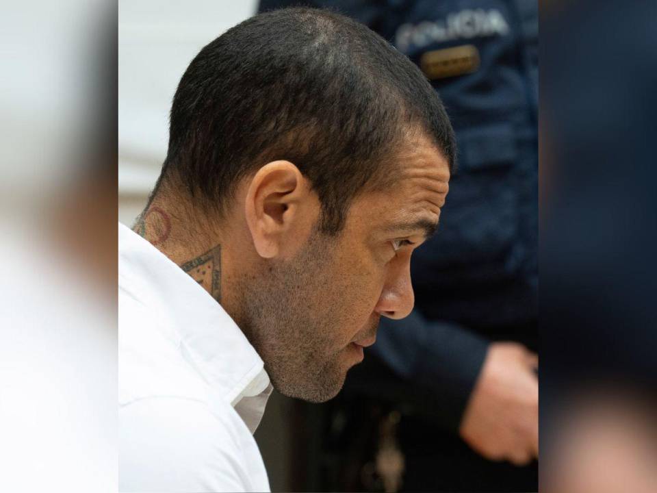 El exjugador de fútbol brasileño, Dani Alves, se enfrenta a un juicio por abuso sexual que inició hoy en un tribunal de Barcelona, generando una gran expectación mediática.