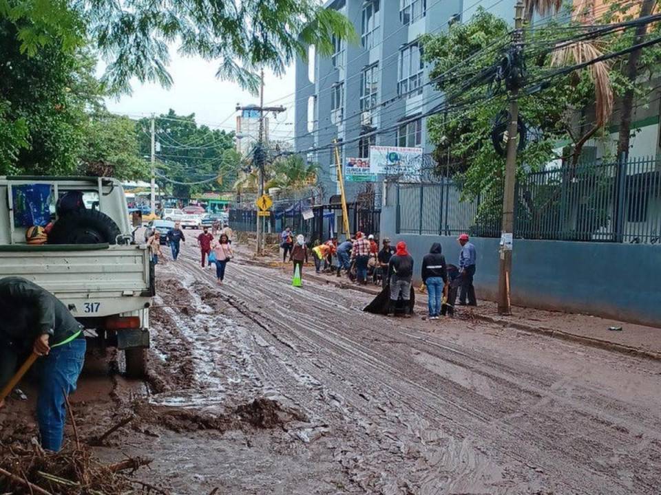 Una fuerte lluvia azotó la noche del domingo y madrugada de este lunes la capital de Honduras, lo que provocó inundaciones de calle y el desplome de varios muros, entre ellos el del Instituto Central Vicente Cáceres (ICVC).
