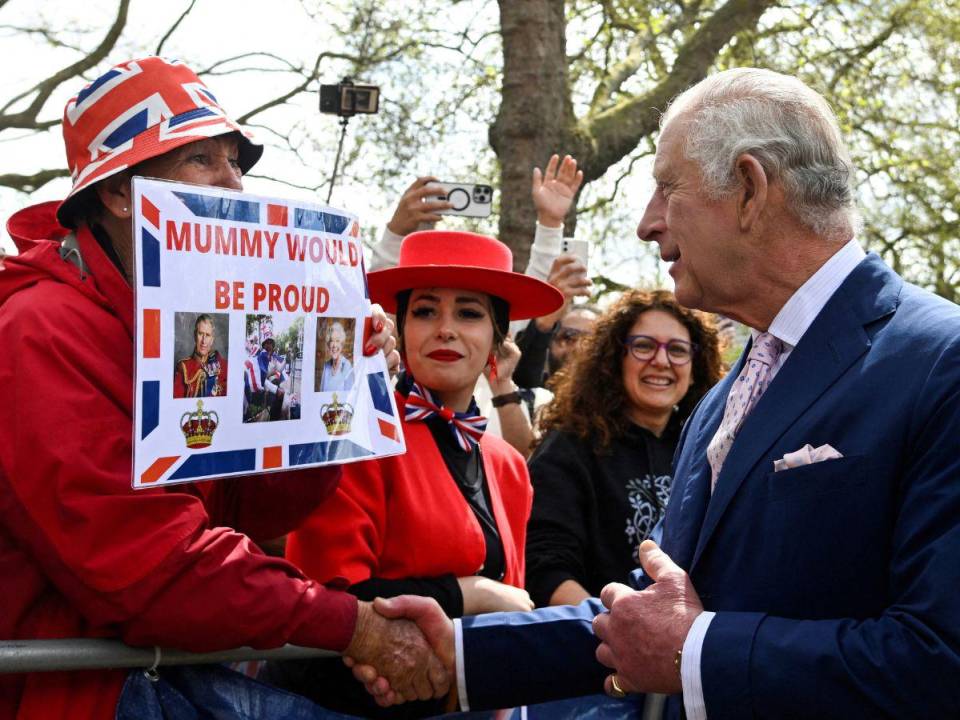 El rey Carlos III de Gran Bretaña se reúne con miembros del público en The Mall, cerca del Palacio de Buckingham en el centro de Londres, el 5 de mayo de 2023, antes del fin de semana de coronación.