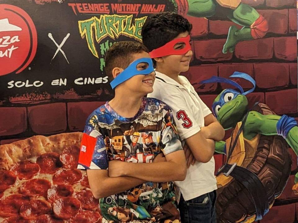 Pizza Hut le ofreció a sus clientes la premier de la cinta “Tortugas Ninja: Caos mutante” previo a su estreno oficial. En ella las cuatro Tortugas Ninja lo único que quieren es ser aceptadas como adolescentes en la ciudad de Nueva York, pero en el proceso tendrán que enfrentarse a enemigos que no tenían previsto conocer: un ejército de mutantes.