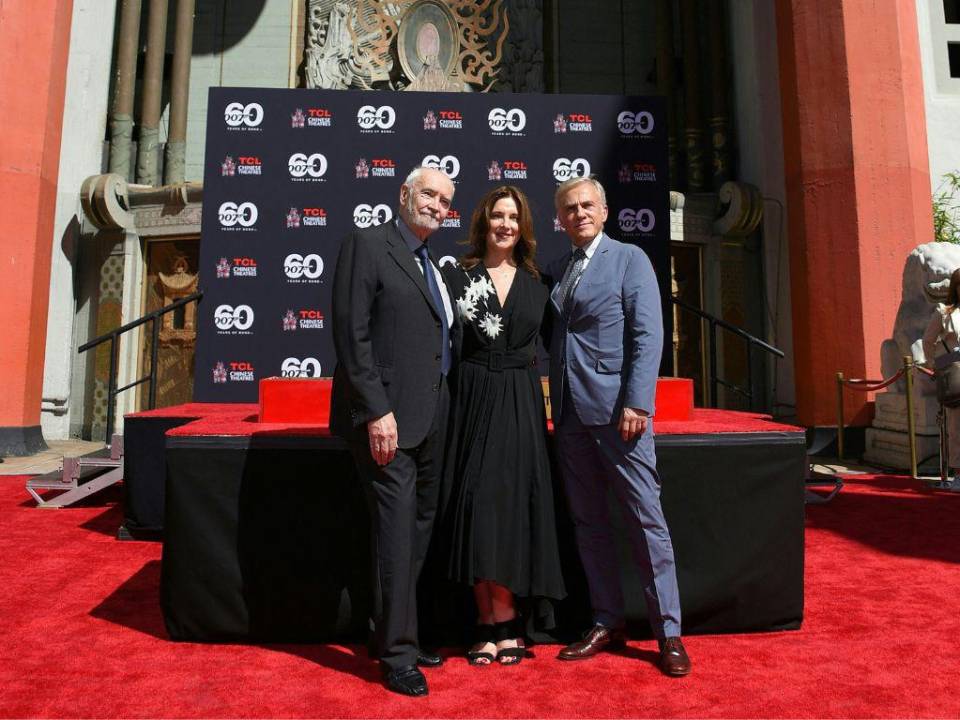 Los productores de James Bond Michael Wilson, Barbara Broccoli y el actor Christoph Waltz posan durante la ceremonia para Broccoli and Wilson y Huella en el lanzamiento de la nueva película del Agente 007.