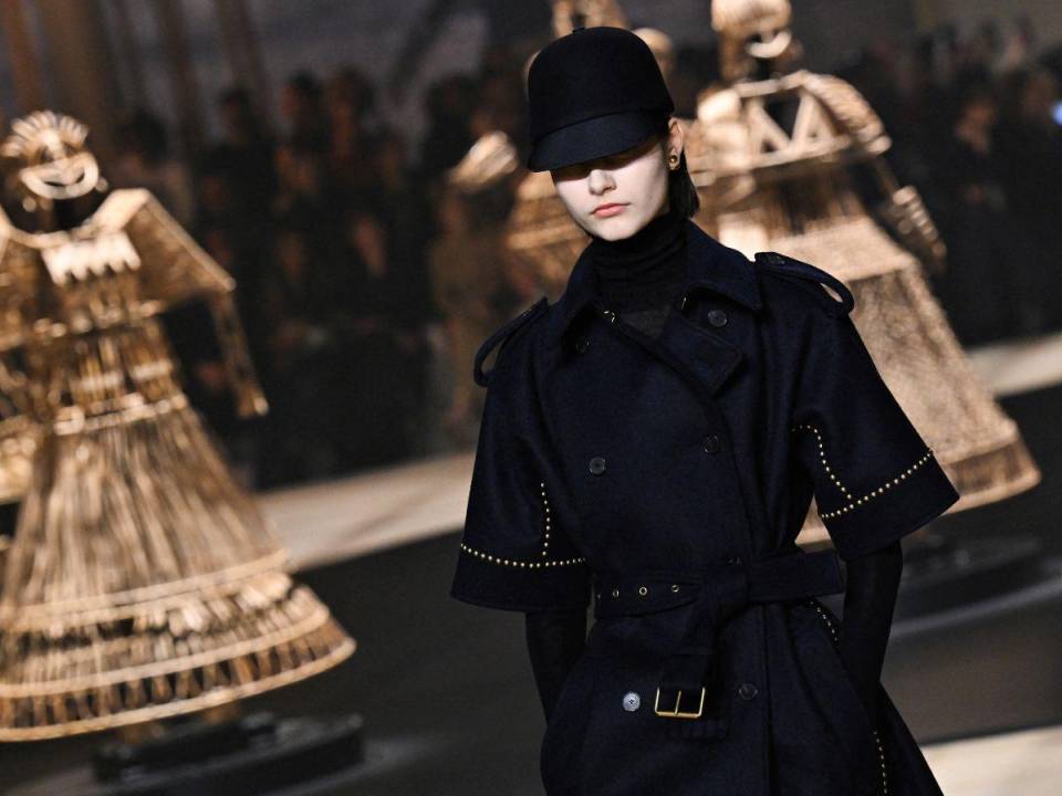 Dior rindió homenaje el martes a su “miss”, creación de los años sesenta cuando “la <b>moda</b> salía del taller para conquistar el mundo”, al ritmo de “Je t’aime, moi non plus”, del dúo Jane Birkin/ Serge Gainsbourg.