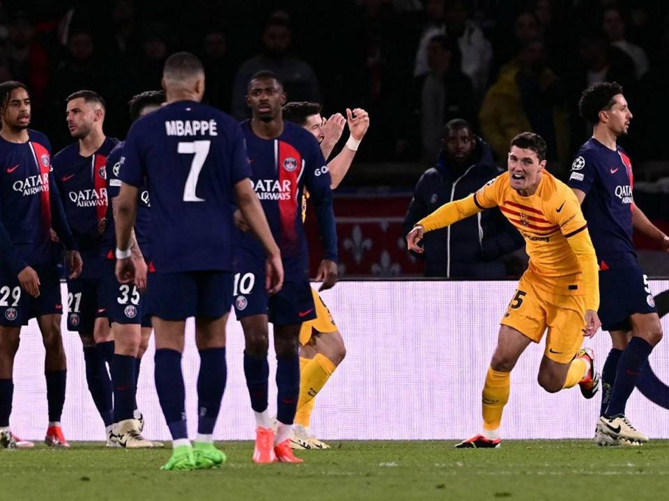 El defensa danés del Barcelona Andreas Christensen celebra después de marcar el tercer gol de su equipo durante el partido de fútbol de ida de los cuartos de final de la Liga de Campeones de la UEFA entre el Paris Saint-Germain (PSG) y el FC Barcelona en el estadio Parc des Princes de París.