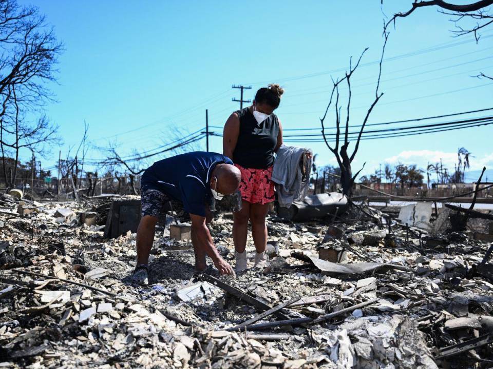 Más de 1,400 personas fueron evacuadas de sus viviendas para socorrerlas del fuego.