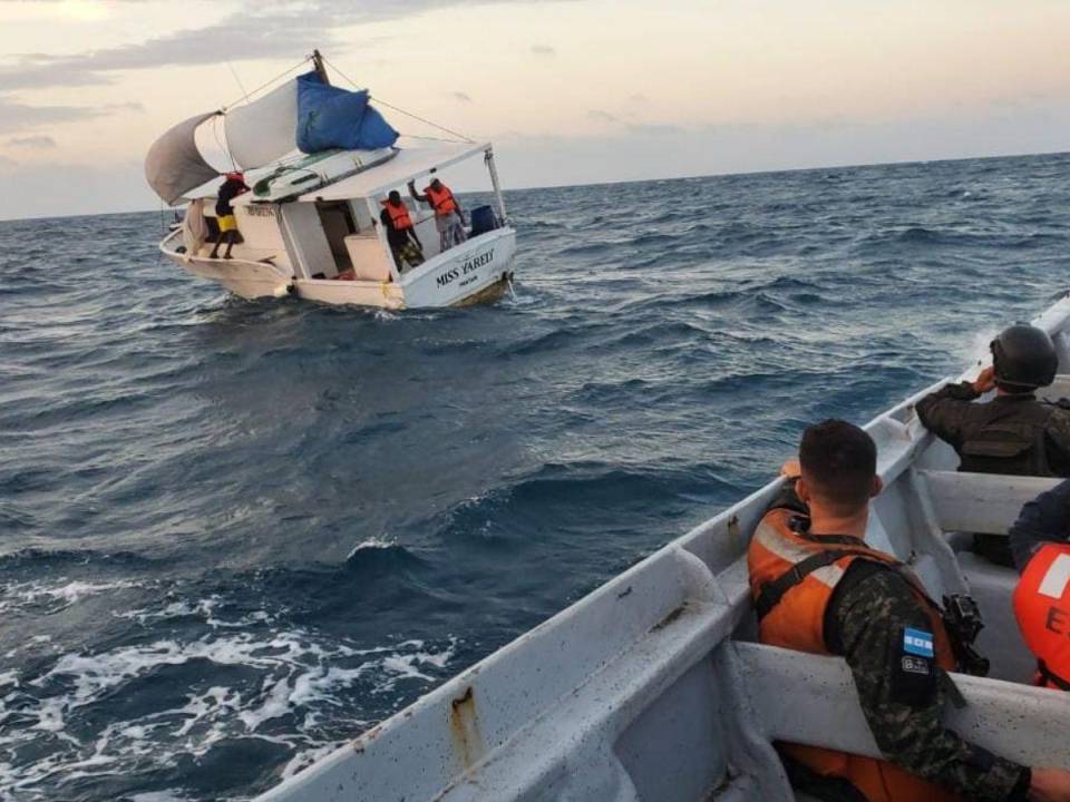 En una operación de localización y rescate, elementos de la Fuerza Naval de Honduras lograron auxiliar a los tripulantes de la embarcación “Miss Yarely”.